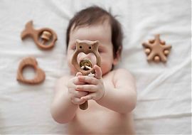 Польза деревянных погремушек и грызунков для малышей