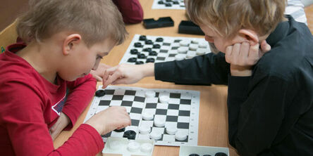 Как научить ребенка играть в шашки