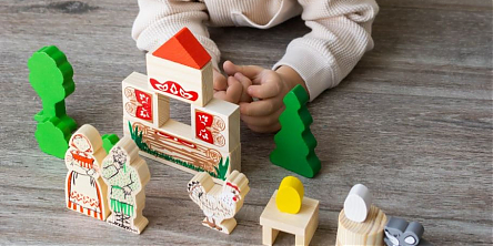 Деревянные кубики для детей: в чем польза и как играть